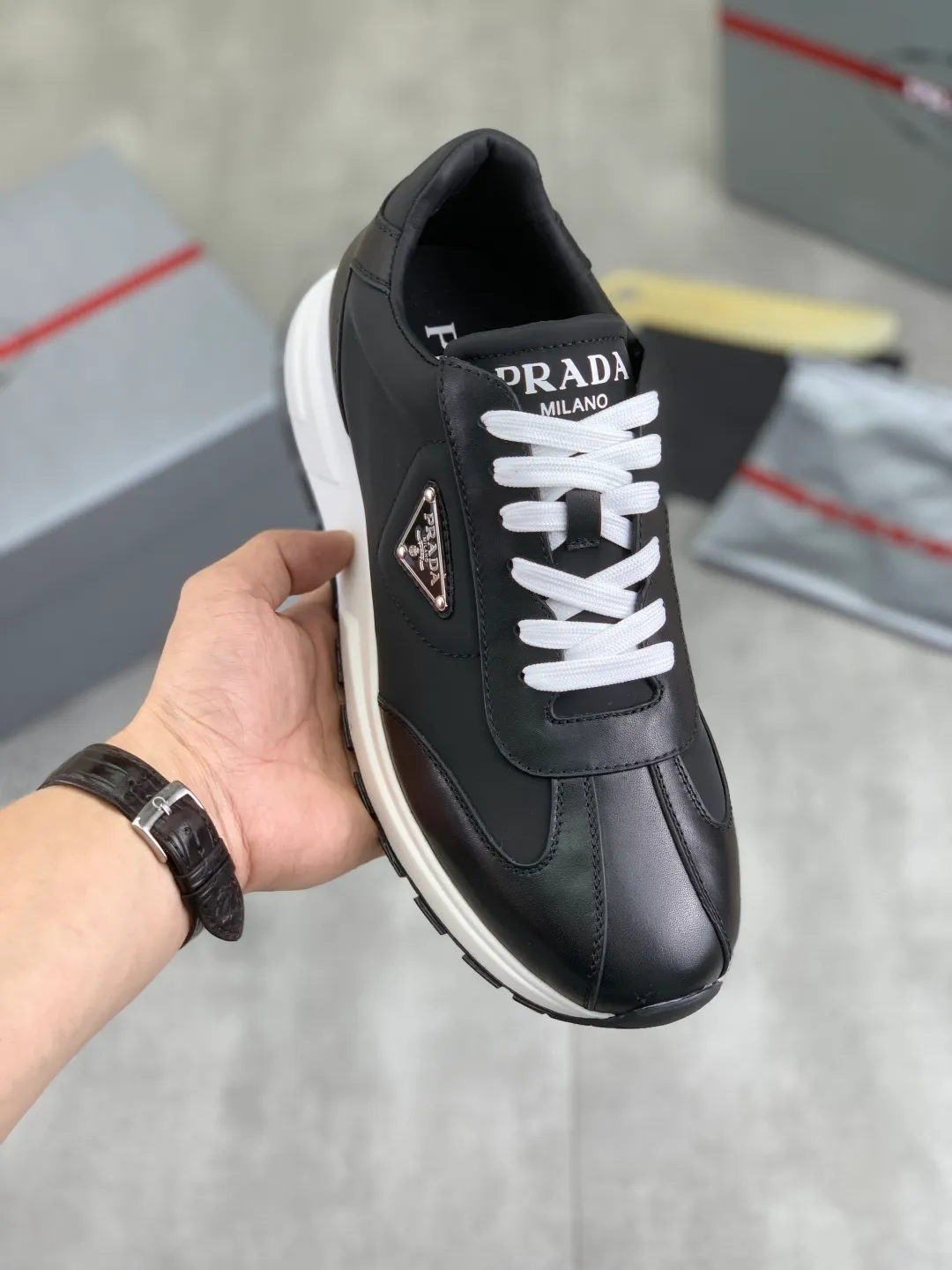 Men's men's shoes 💰P560💰[New model] The top version is available on the official website, 🆘 The trendy brand (Prada) mainly promotes the popular style, avant-garde and versatile fashionable men's shoes, private version mold opening, cowhide surface splicing 1:1 replica... Fashion is simple, original imported cowhide and lining cowhide feet; the atmosphere and personality are more fashionable, eye-catching and pursuing class. It will subvert the old idea and be a must-have for fashion trendsetters with you! Must keep for yourself ! Tall and comfortable, large and low, high-end quality workmanship. The new high-end outsole on the official website. Size: 38-45. Available in black and white.
